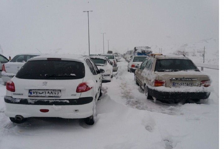 مسدود شدن جاده بستان آباد و گرفتار شدن مسافران در برف