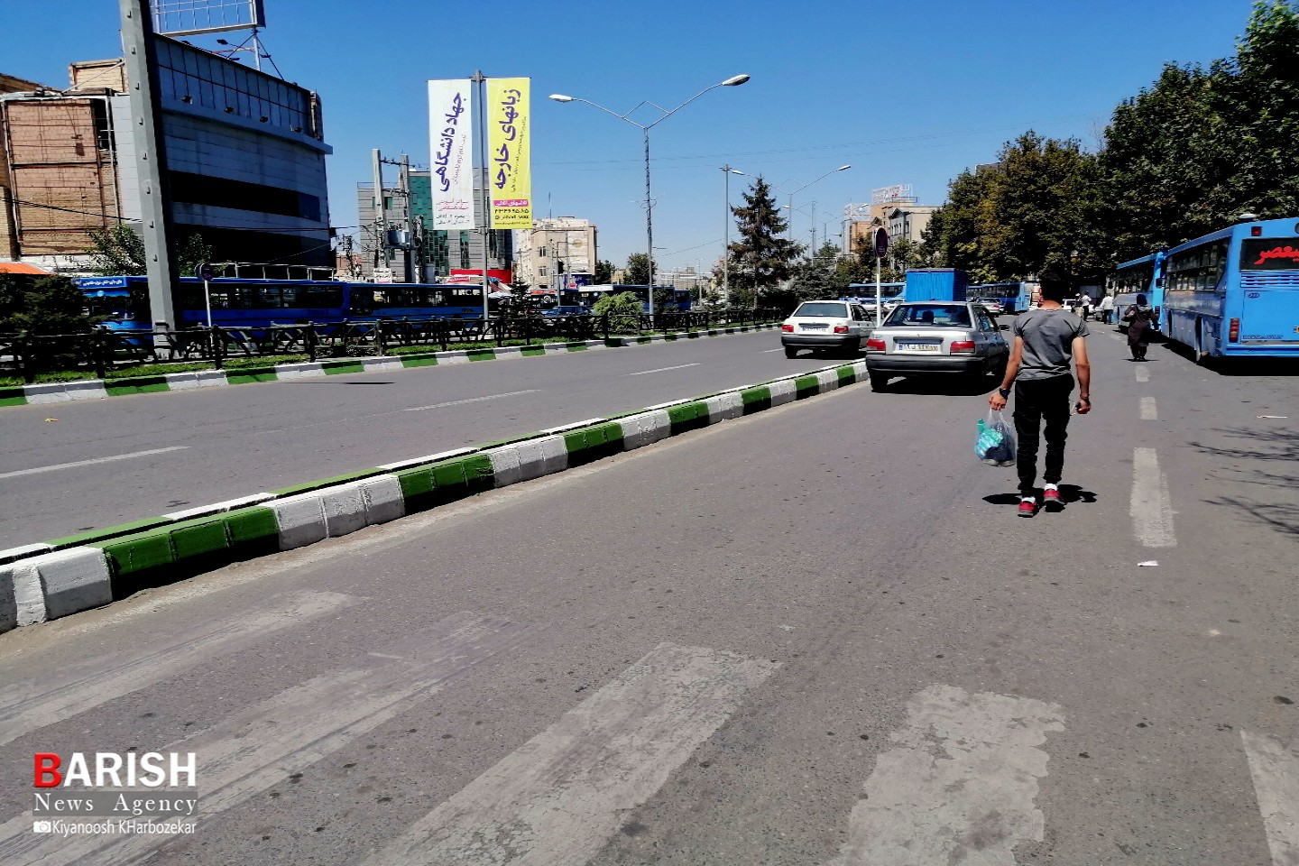 عدم رعایت مقررات راهنمایی رانندگی توسط برخی رانندگان/ خیابان عطایی