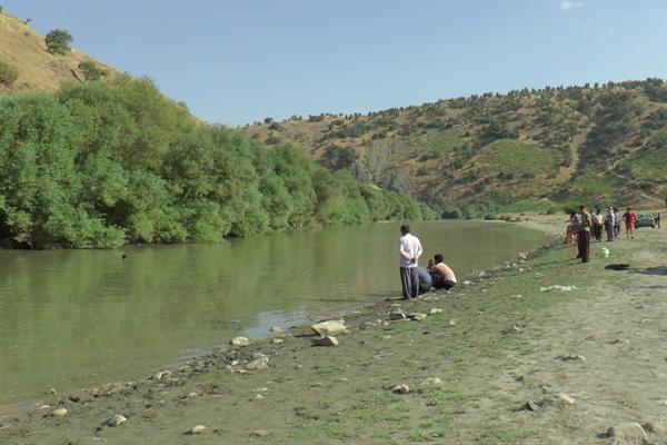 دو قایقران سردشتی از مرگ حتمی در رودخانه زاب نجات یافتند