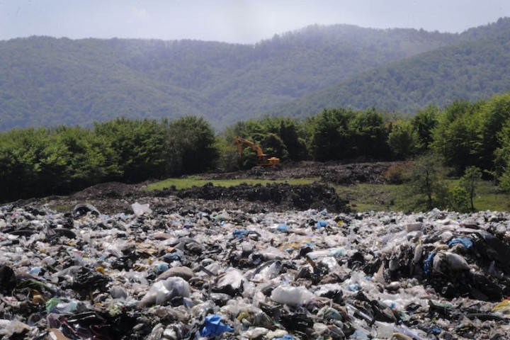 دفن زباله ها در حاشیه شهر سلامت باغات را تهدید می کند