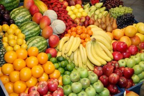 مهمترین محصول سلامتی مردم پشت ویترین گرانی/ دست مردم  از خرید میوه کوتاه شد