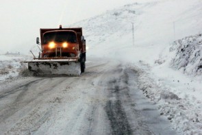 کولاک در برخی محورهای شمال آذربایجان غربی/ ۴۰ کیلومتر برف روبی شد