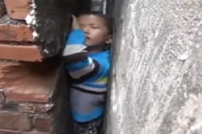 فیلم/نجات کودک چینی از شکاف بین دو ساختمان