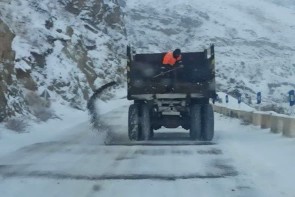 چهار  محور در آذربایجان غربی درگیر بارش برف است