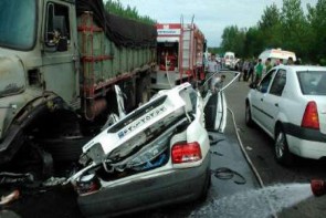 5 کشته در تصادف پراید و کامیون (+عکس)