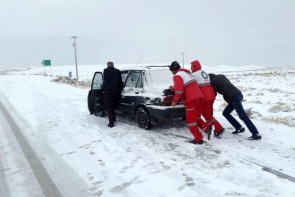 امداد رسانی به بیش از ۷۰ خودروی گرفتار در برف و کولاک آذربایجان‌غربی