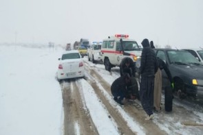 رها سازی ۹۸ دستگاه خودرو گرفتار در برف و کولاک در آذربایجان‌غربی