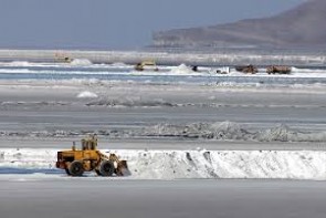 برداشت  نمک های نرم دریاچه ارومیه  سبب جابه جایی ذرات و طوفان نمکی می شود