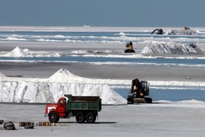 برداشت نمک از دریاچه ارومیه با مجوز سازمان محیط زیست انجام می‌شود